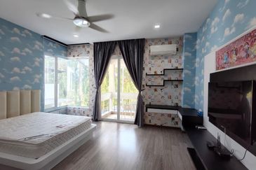  Kulai Bandar Putra / Jalan indah / Gate C Double Storey Semi D 