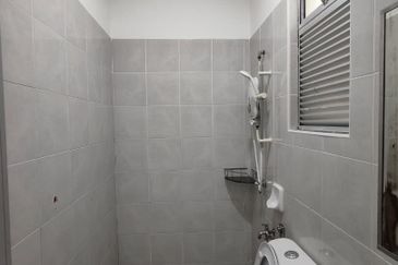  Kulai Bandar Putra / Jalan indah / Gate C Double Storey Semi D 