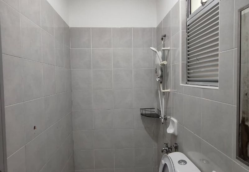  Kulai Bandar Putra / Jalan indah / Gate C Double Storey Semi D 