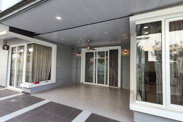  Kulai Bandar Putra / Jalan indah / Gate C Double Storey Semi D 