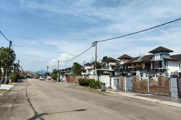  Kulai Bandar Putra / Jalan indah / Gate C Double Storey Semi D 