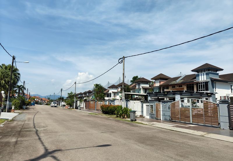 Kulai Bandar Putra / Jalan indah / Gate C Double Storey Semi D 