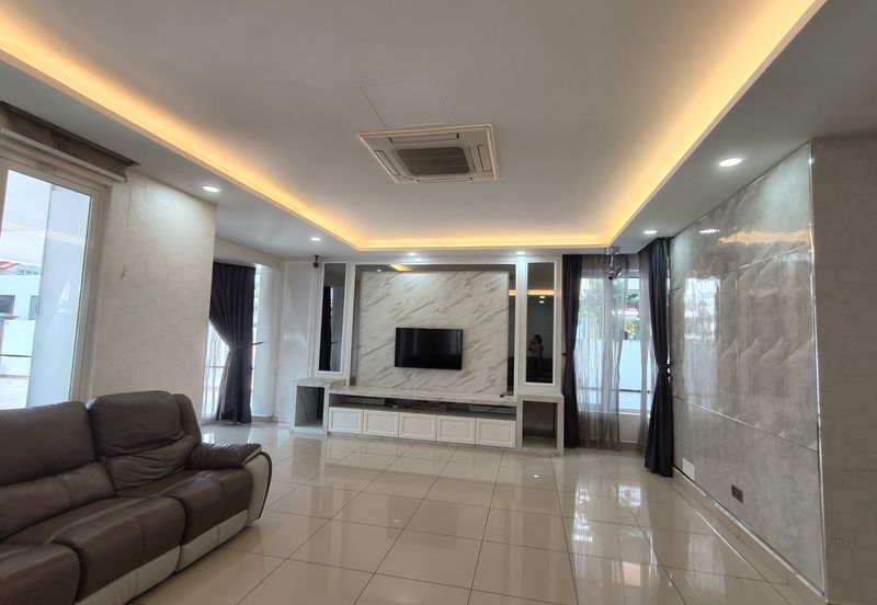  Kulai Bandar Putra / Jalan indah / Gate C Double Storey Semi D 