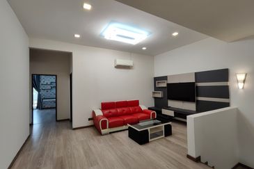  Kulai Bandar Putra / Jalan indah / Gate C Double Storey Semi D 