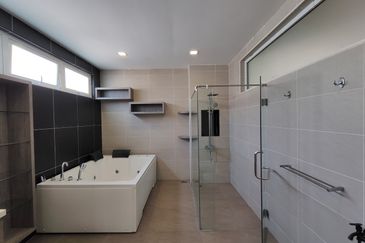  Kulai Bandar Putra / Jalan indah / Gate C Double Storey Semi D 