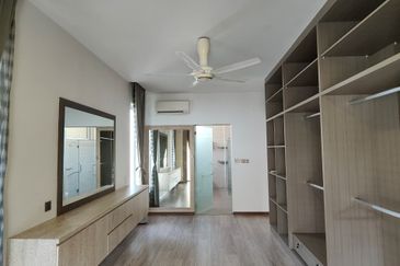  Kulai Bandar Putra / Jalan indah / Gate C Double Storey Semi D 