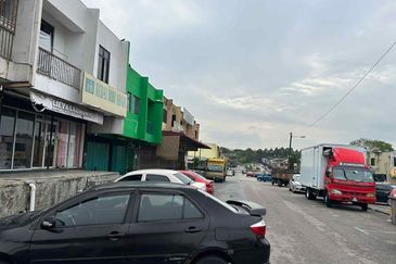Kulai / Saleng / Taman Pancasila / Jalan Serunai 11 / Double Storey Shoplot End lot / Facing Main Road 