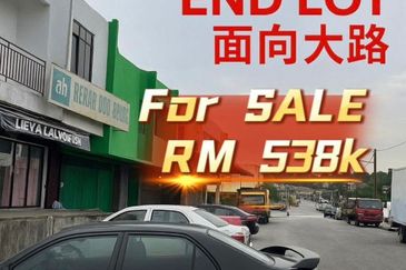 Kulai / Saleng / Taman Pancasila / Jalan Serunai 11 / Double Storey Shoplot End lot / Facing Main Road 