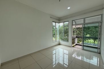 Kulai / Bandar Putra /  IOI Palm Villa Gate C / Double Storey Semi-D House 
