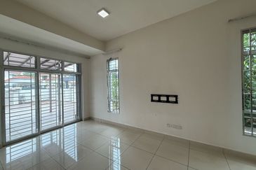 Kulai / Bandar Putra /  IOI Palm Villa Gate C / Double Storey Semi-D House 