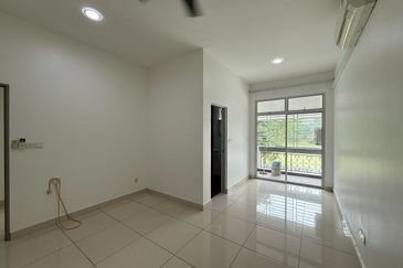 Kulai / Bandar Putra /  IOI Palm Villa Gate C / Double Storey Semi-D House 