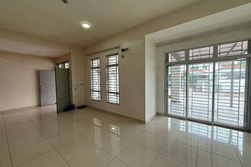 Kulai / Bandar Putra /  IOI Palm Villa Gate C / Double Storey Semi-D House 
