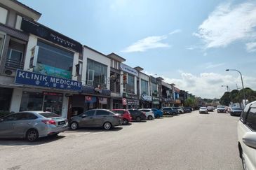 Kulai / Bandar Indahpura/ Jalan Kenanga 29 / Double Storey Endlot Shoplot  / Facing Aeon Mall