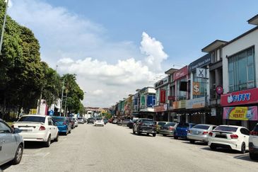 Kulai / Bandar Indahpura/ Jalan Kenanga 29 / Double Storey Endlot Shoplot  / Facing Aeon Mall