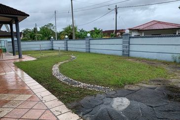 Kulai / Bandar Putra/ Jalan Merak / Single Storey Corner lot 