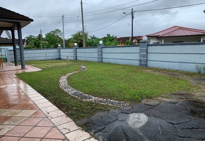 Kulai / Bandar Putra/ Jalan Merak / Single Storey Corner lot 