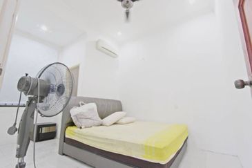 Kulai / Bandar Putra/ Jalan Merak / Single Storey Corner lot 