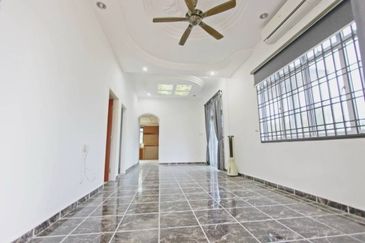 Kulai / Bandar Putra/ Jalan Merak / Single Storey Corner lot 