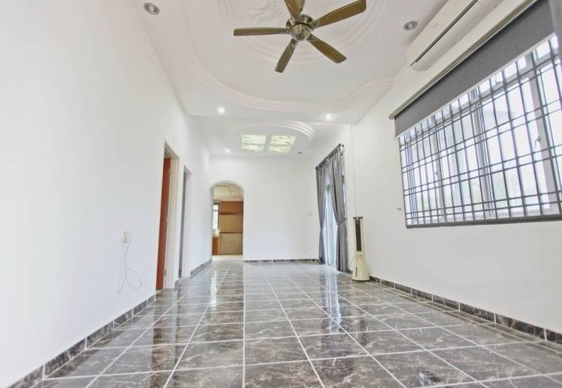 Kulai / Bandar Putra/ Jalan Merak / Single Storey Corner lot 