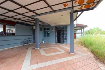 Kulai / Bandar Putra/ Jalan Merak / Single Storey Corner lot 
