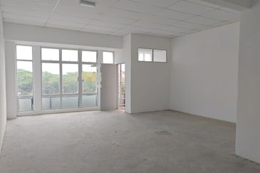 Kulai Senai / Taman Scientex Utama /  📍Jalan Persiaran Scientex Utama /3-Storey Shop Office / Facing Main Road
