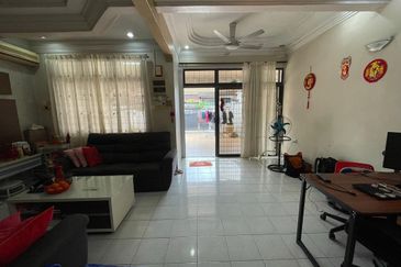 Kulai / Taman Sungai Emas / Jalan Budiman 6 / Double Storey House 
