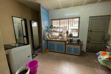 Kulai / Taman Sungai Emas / Jalan Budiman 6 / Double Storey House 
