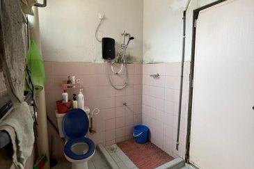 Kulai / Taman Sungai Emas / Jalan Budiman 6 / Double Storey House 