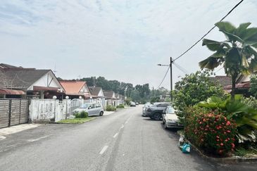 Johor Bahru/ Taman Perling / Jalan Kosa / Single Storey House 