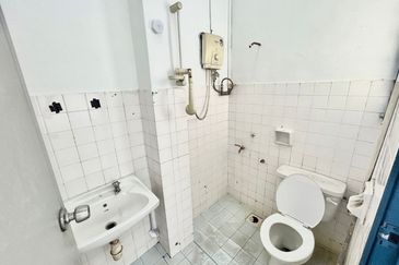 Johor Bahru/ Taman Perling / Jalan Kosa / Single Storey House 