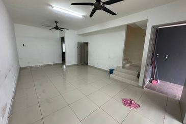 Ulu Tiram / Bandar Tiram / Jalan xx/11 / Double Storey Terrace House