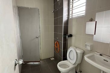 Ulu Tiram / Bandar Tiram / Jalan xx/11 / Double Storey Terrace House