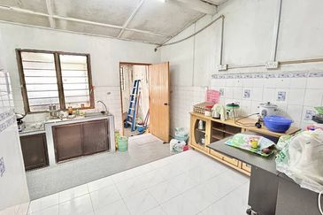 Skudai / Taman Universiti / Jalan Kejayaan / Big Land Single Storey Low Cost 