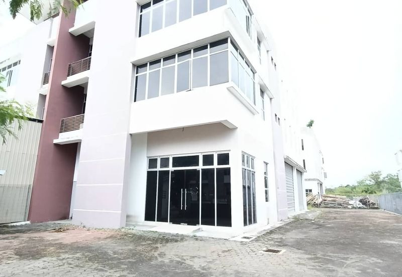 Gelang Patah / Jalan  Pelepas / Iparc PTP / 3 Storey Semi D /  Light Industry
