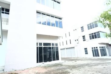 Gelang Patah / Jalan  Pelepas / Iparc PTP / 3 Storey Semi D /  Light Industry