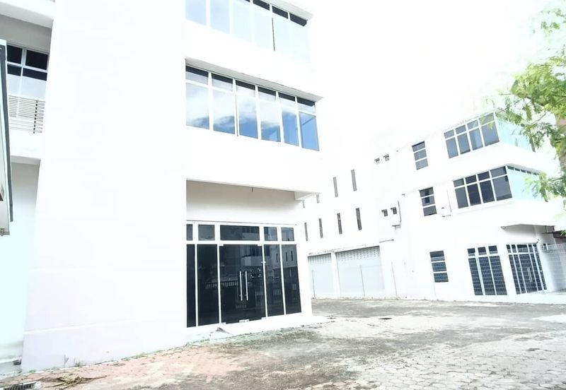 Gelang Patah / Jalan  Pelepas / Iparc PTP / 3 Storey Semi D /  Light Industry