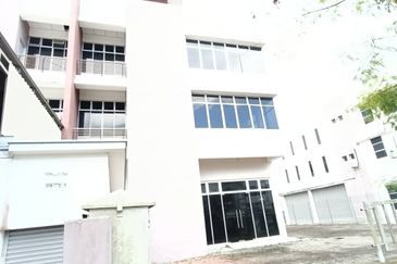 Gelang Patah / Jalan  Pelepas / Iparc PTP / 3 Storey Semi D /  Light Industry