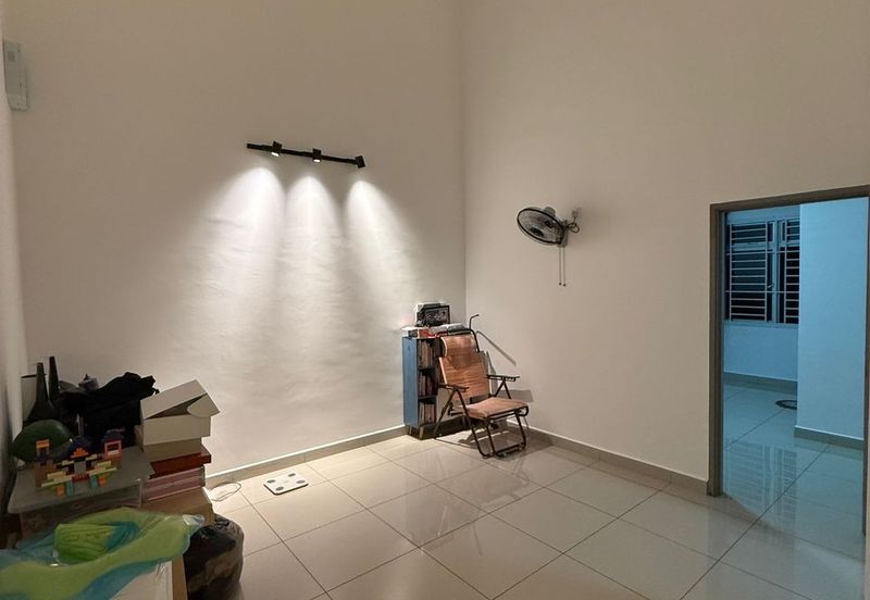 Kulai / Bandar Putra / Jalan Camar Alpinia / Double Storey Terrace House 