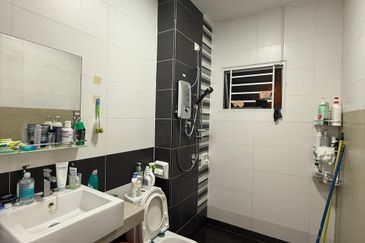 Kulai / Bandar Putra / Jalan Camar Alpinia / Double Storey Terrace House 