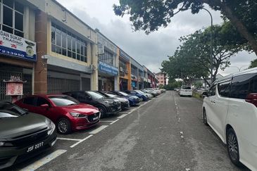 Skudai / Taman Pulai Utama / Double Storey Shoplot 