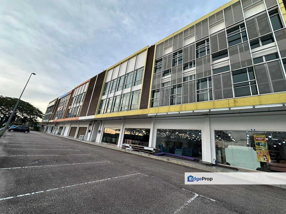 Kulai / Bandar Putra / Jalan Sri Putra 2 / Three Storey Shoplot with basement , Johor, Kulai