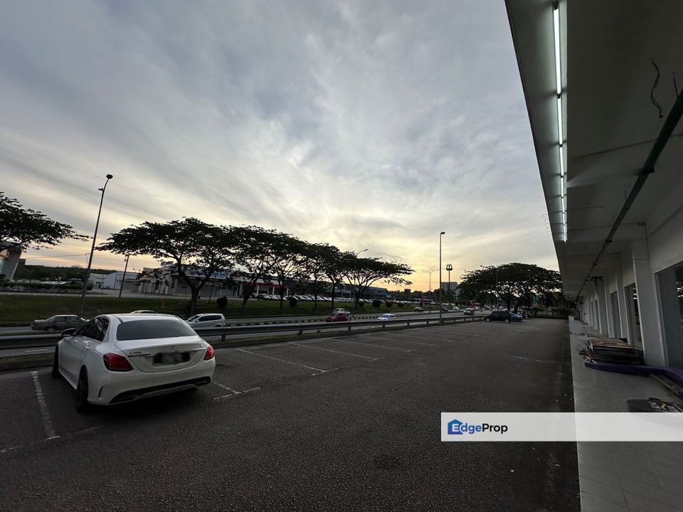 Kulai / Bandar Putra / Jalan Sri Putra 2 / Three Storey Shoplot with basement , Johor, Kulai