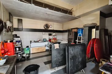 Kulai / Bandar Putra / Jalan Kenari / 3 Storey Terrace ShopLot / Unblock View 