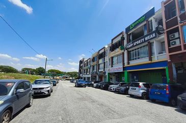 Kulai / Bandar Putra / Jalan Kenari / 3 Storey Terrace ShopLot / Unblock View 