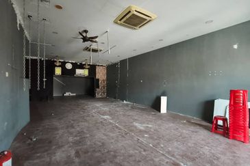 Kulai / Bandar Putra / Jalan Kenari / 3 Storey Terrace ShopLot / Unblock View 