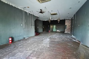 Kulai / Bandar Putra / Jalan Kenari / 3 Storey Terrace ShopLot / Unblock View 