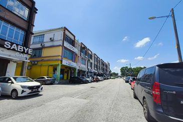 Kulai / Bandar Putra / Jalan Kenari / 3 Storey Terrace ShopLot / Unblock View 
