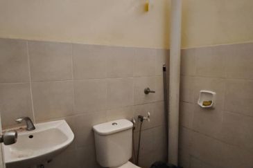 Kulai / Bandar Putra / Jalan Kenari / 3 Storey Terrace ShopLot / Unblock View 