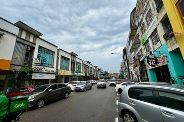 Kulai Indahpura / Jalan Kenanga / 4 Storey Shop *Ground floor only for sale* / 古来 优美城 热闹银行街 底层店铺出售！