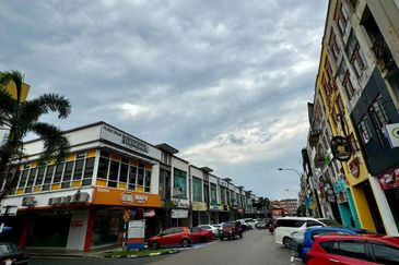 Kulai Indahpura / Jalan Kenanga / 4 Storey Shop *Ground floor only for sale* / 古来 优美城 热闹银行街 底层店铺出售！